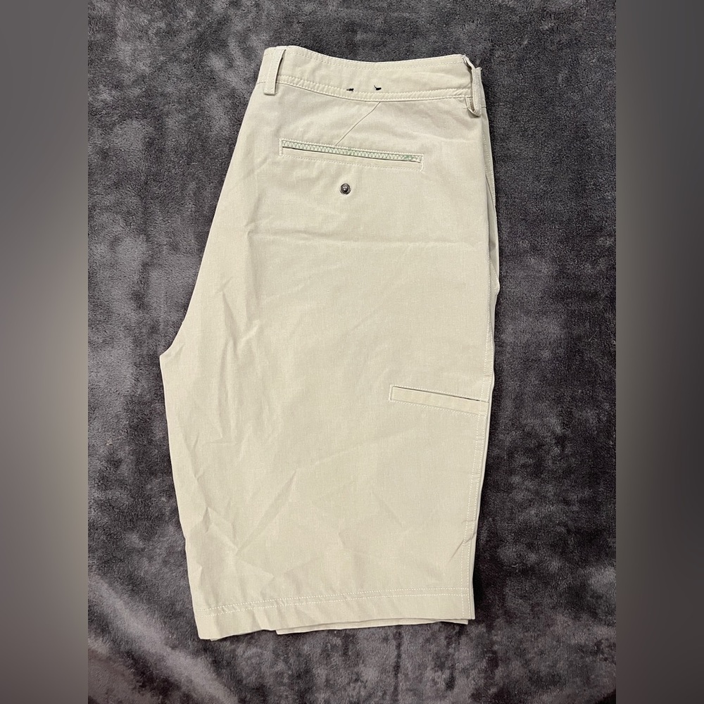Resolution brand, men’s size large tan shorts